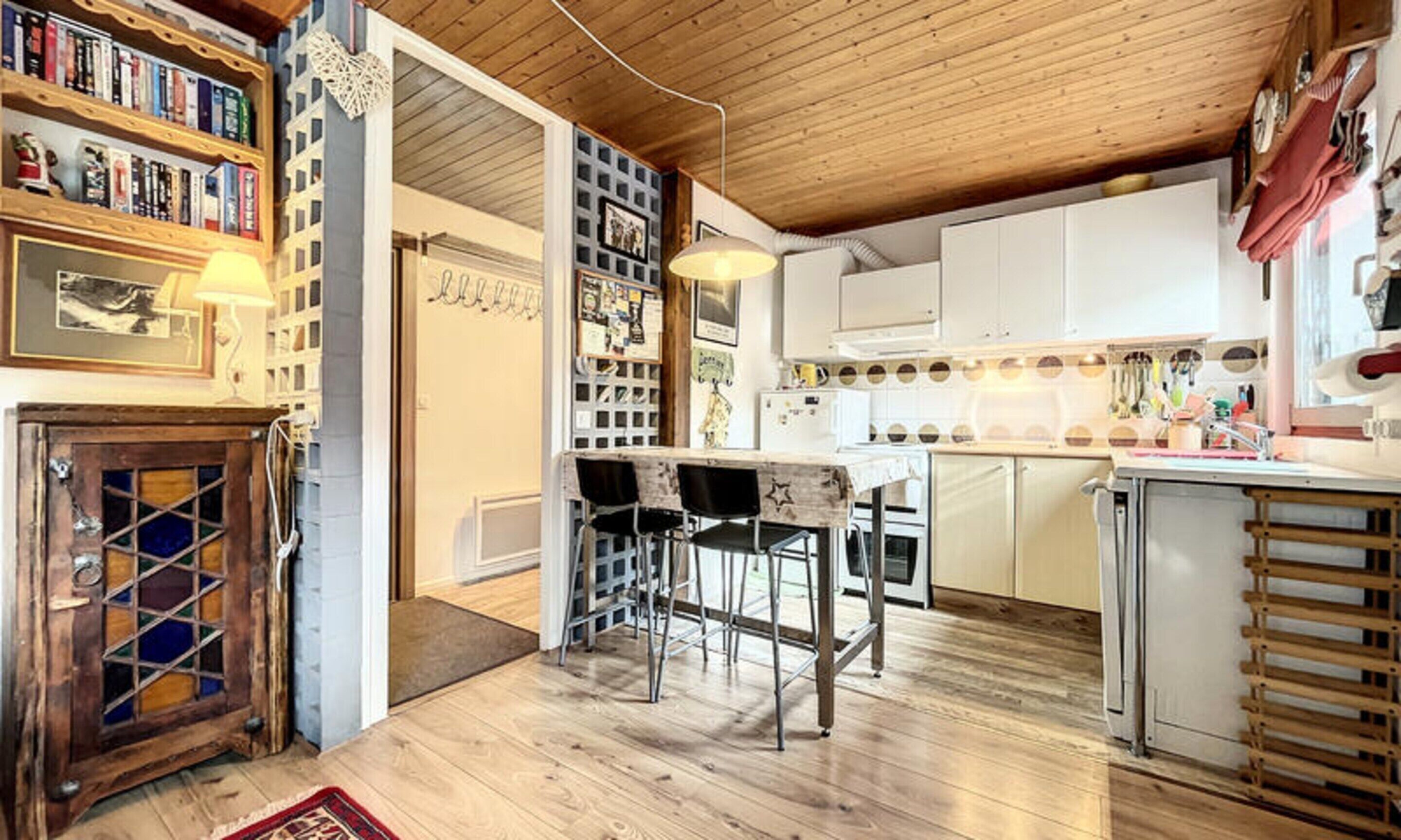 Fridge, microwave, oven, coffee/tea maker