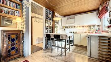 Fridge, microwave, oven, coffee/tea maker