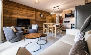 Living area - Apartment in Plan du Moulin Near Slopes (Saint-Sorlin-d'Arves)