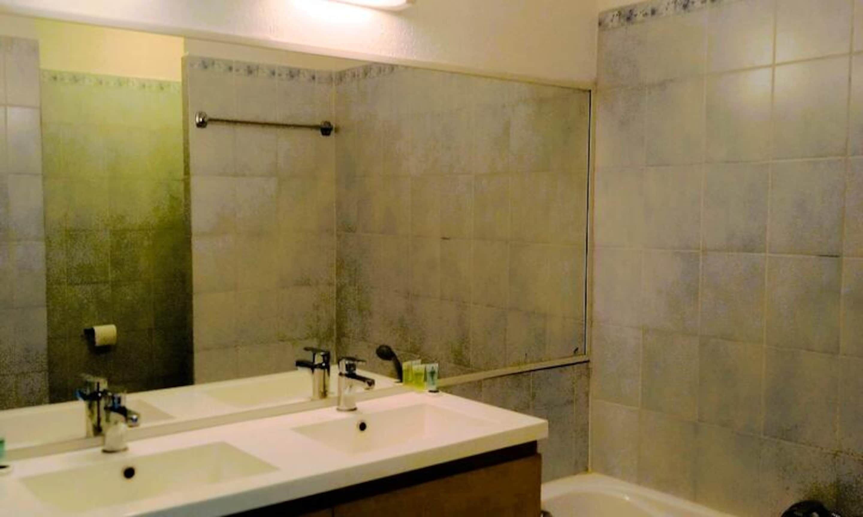 Máy sấy tóc, khăn tắm 