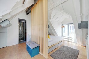 Casa | Espacio para trabajar con laptop y tabla de planchar con plancha 