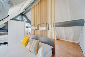 Casa | Espacio para trabajar con laptop y tabla de planchar con plancha 