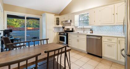 Bunker Bungalow: Boat Parking: Near Lake/Downtown: Fenced In Yard: Pet Friendly