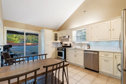 Bunker Bungalow: Boat Parking: Near Lake/Downtown: Fenced In Yard: Pet Friendly