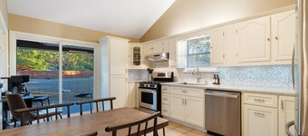 Bunker Bungalow: Boat Parking: Near Lake/Downtown: Fenced In Yard: Pet Friendly