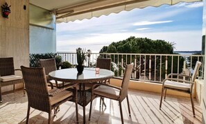 Outdoor dining - Apartment in Palm Beach With Sea Views (Cannes)
