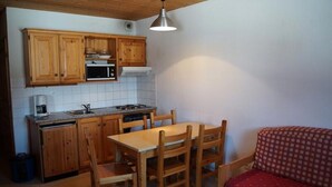 Cookware/dishes/utensils - Apartment in La Chal Near Les Sybelles (Saint-Jean-d'Arves)