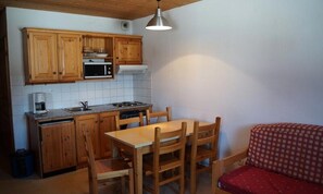 Cookware/dishes/utensils - Apartment in La Chal Near Les Sybelles (Saint-Jean-d'Arves)