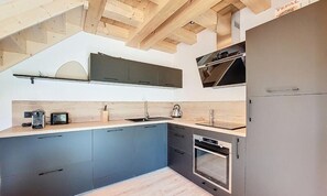 Tủ lạnh, lò vi sóng, lò nướng, dụng cụ pha cà phê/trà 