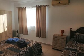 1 habitación, escritorio, tabla de planchar con plancha y wifi gratis 