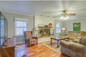 Televisión y chimenea 