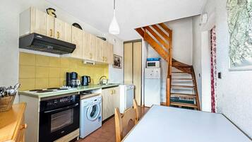 Fridge, microwave, oven, coffee/tea maker