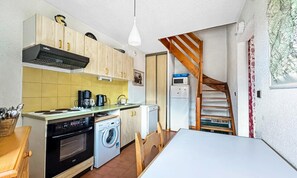 Fridge, microwave, oven, coffee/tea maker