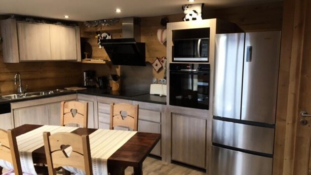 Coffee/tea maker, fridge, microwave, oven - Apartment Near Aravis Mountains, Sunshine (Le Grand-Bornand)