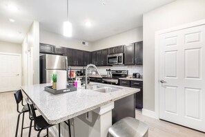 ثلاجة، ميكروويف، فرن، غسالة أطباق