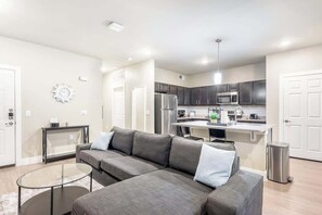 TV, offices - Modern 1BR – Epic Waters, AT&T, Gym & Shopping (Grand Prairie)