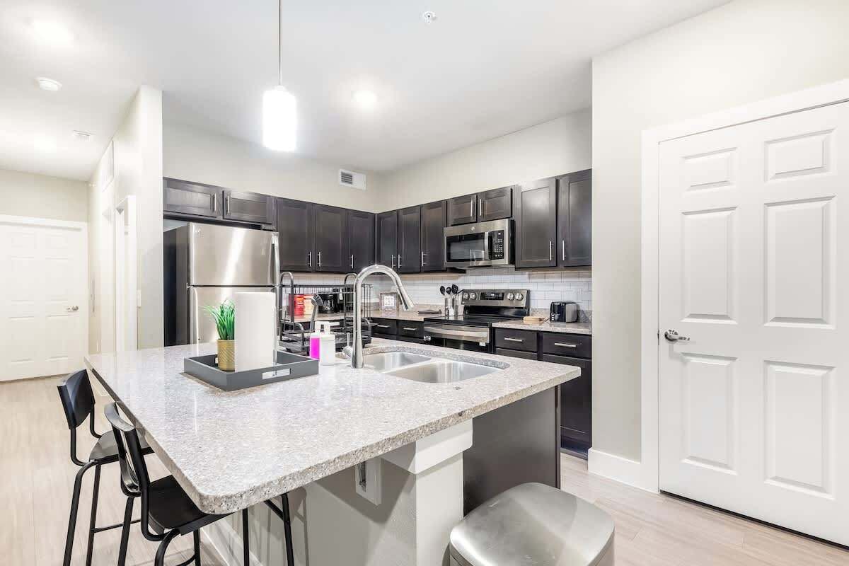 Réfrigérateur, four à micro-ondes, un four, lave-vaisselle