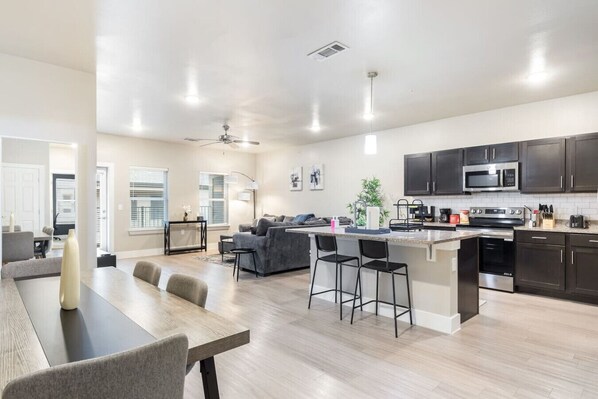 ثلاجة، ميكروويف، فرن، غسالة أطباق