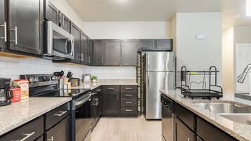 冷蔵庫、電子レンジ、オーブン、食器洗い機