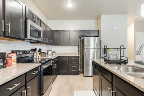 ثلاجة، ميكروويف، فرن، غسالة أطباق