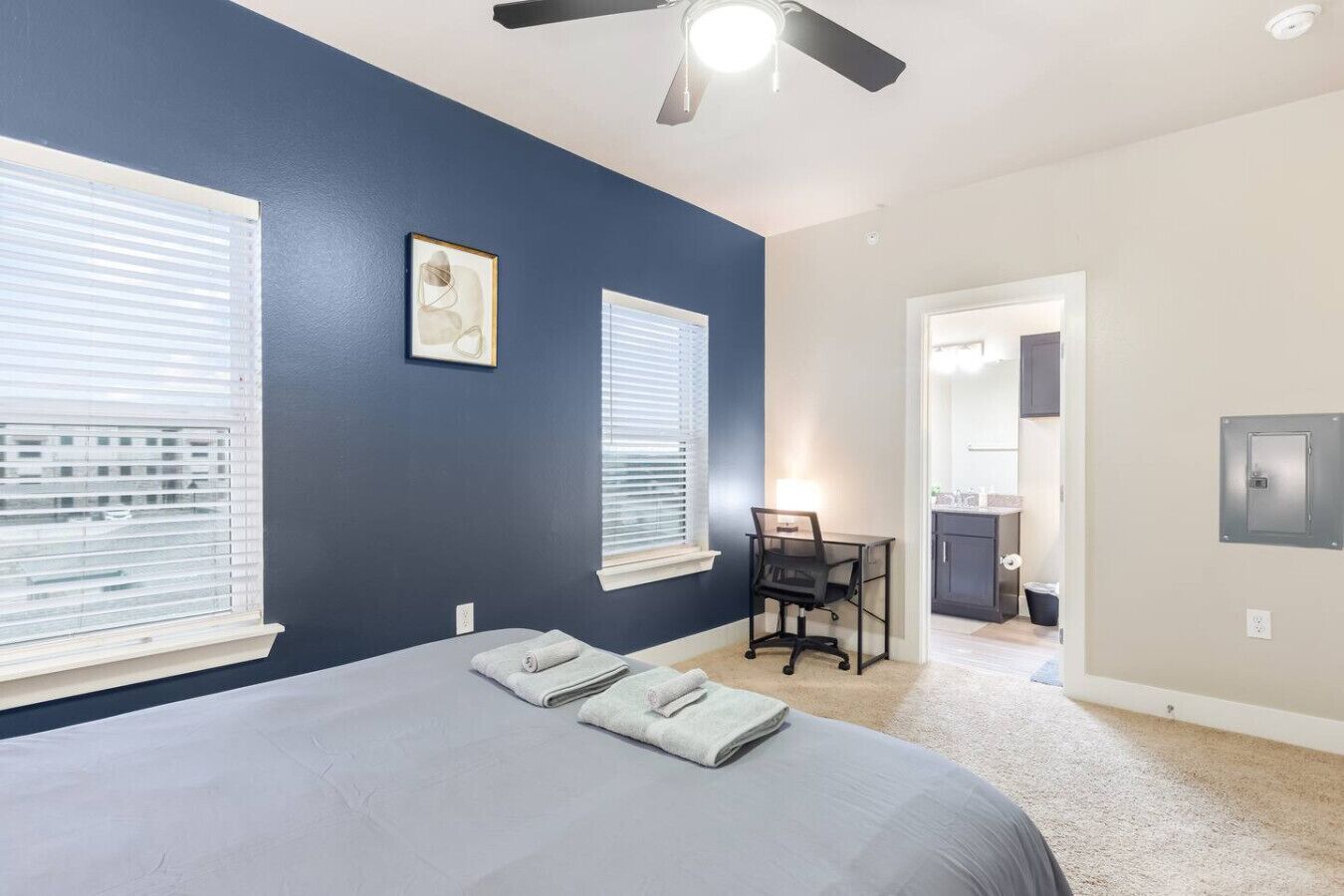 2 habitaciones, escritorio, tabla de planchar con plancha y wifi 