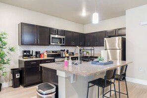 Refrigerador, microondas, horno y lavavajillas 