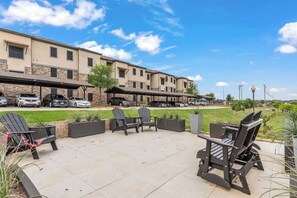 Terrace/patio - Modern 2BR – Epic Waters, AT&T, Gym & Shopping (Grand Prairie)