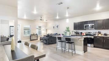 Jääkaappi, mikroaaltouuni, uuni, liesi