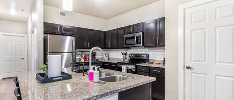 Kühlschrank, Mikrowelle, Ofen, Geschirrspüler