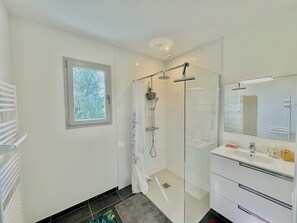Shower, hair dryer, towels - Single-storey house, Clim, 700 M from the center (Sarlat-la-Canéda)