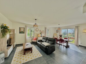 Smart TV, books - Single-storey house, Clim, 700 M from the center (Sarlat-la-Canéda)
