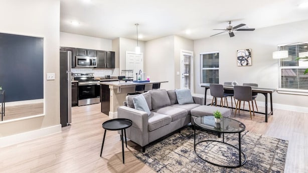 Ein modernes Apartment mit Küche, Essbereich und Wohnzimmer.