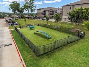 Property grounds - Modern 1BR – Epic Waters, AT&T, Gym & Shopping (Grand Prairie)