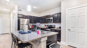 Een koelkast, een magnetron, een oven, een vaatwasser