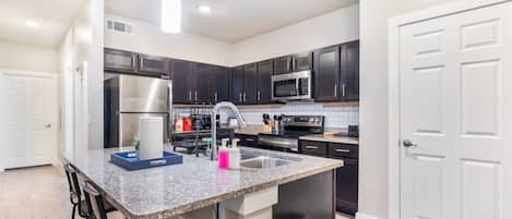 Frigorifero, microonde, forno, lavastoviglie