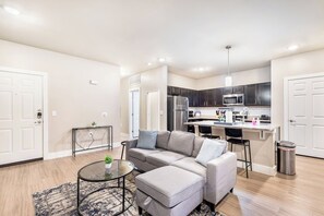 TV - Grand Prairie 1BR | IKEA, Epic Waters, Bass Pro (Grand Prairie)