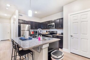 ثلاجة، ميكروويف، فرن، غسالة أطباق