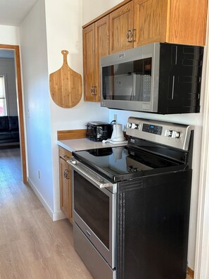 Private kitchen - River Perch Cabin overlooking Yellowstone River and Yellowstone National Park (Gardiner)