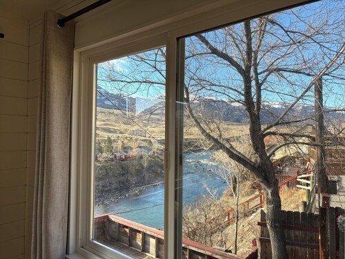 River Perch Cabin overlooking Yellowstone River and Yellowstone National Park