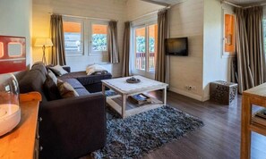 Living area - Apartments for 6 People (Les Allues)