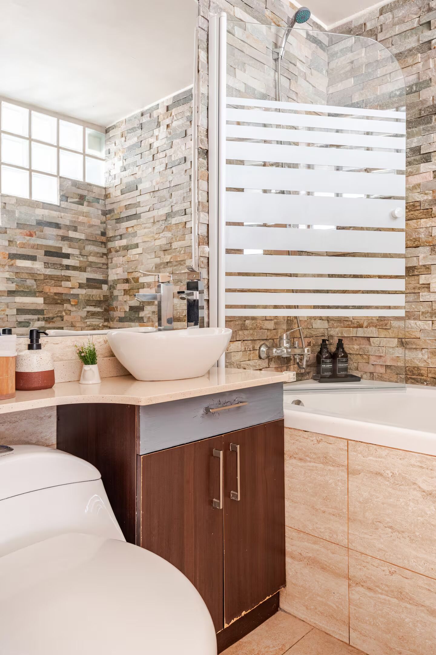 Suihku, poreamme, hiustenkuivaaja, pyyhkeet