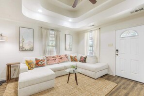 Televisión y oficina 