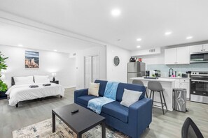 TV - 5 Min to Love Field | Gated+Guard | 1BR | Parking (Dallas)
