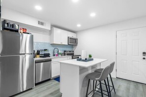 Fridge, microwave, oven, stovetop - 5 Min to Love Field | Gated+Guard | 1BR | Parking (Dallas)