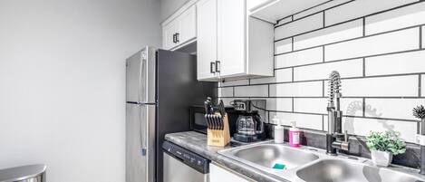 Refrigerador, horno, parrilla de estufa y lavavajillas