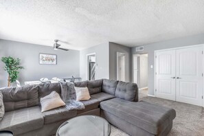 Een smart-tv en een kantoor