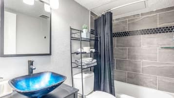 Regadera, secadora de cabello, shampoo