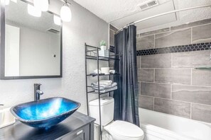 Een douche, een haardroger, shampoo