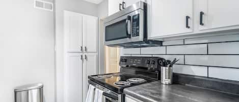 Refrigerador, microondas, horno y parrilla de estufa