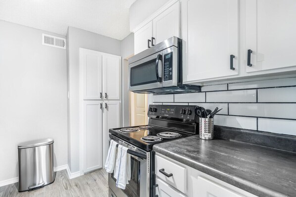 Geladeira, micro-ondas, fogão, cooktop